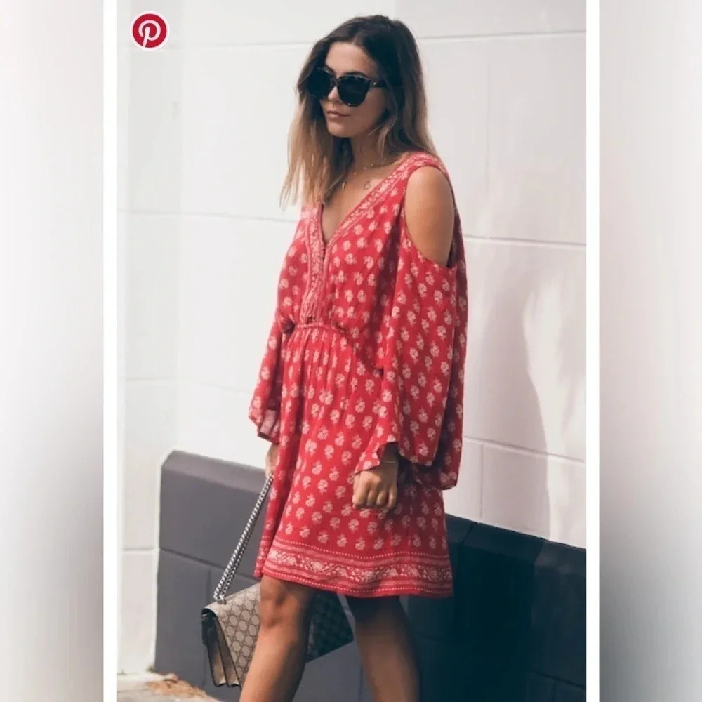 Boohoo
Lyanne Woven Border Print Open Shoulder Dress size 10